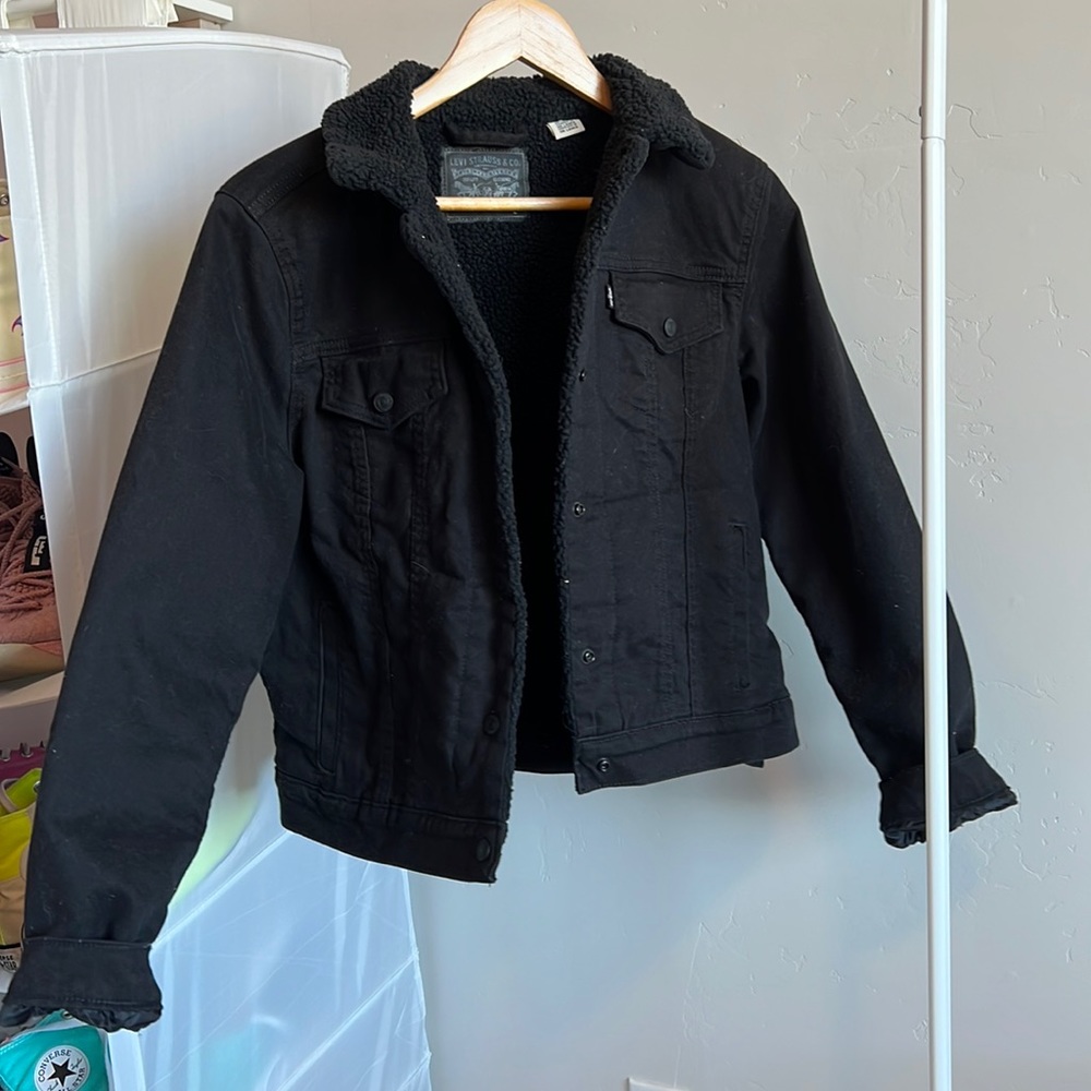 Levi’s black denim jacket. Fleece lining. Size large. Condition: almost new.